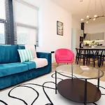 Modern Retreat 2Br, Sleeps 6, Smart Tv