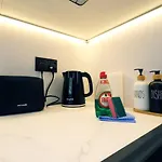 Modern Retreat 2Br, Sleeps 6, Smart Tv