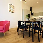 Modern Retreat 2Br, Sleeps 6, Smart Tv