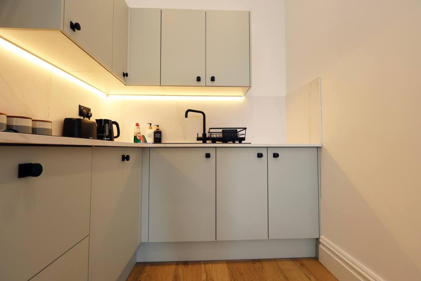 Apartment Modern Retreat 2br, Sleeps 6, Smart Tv *